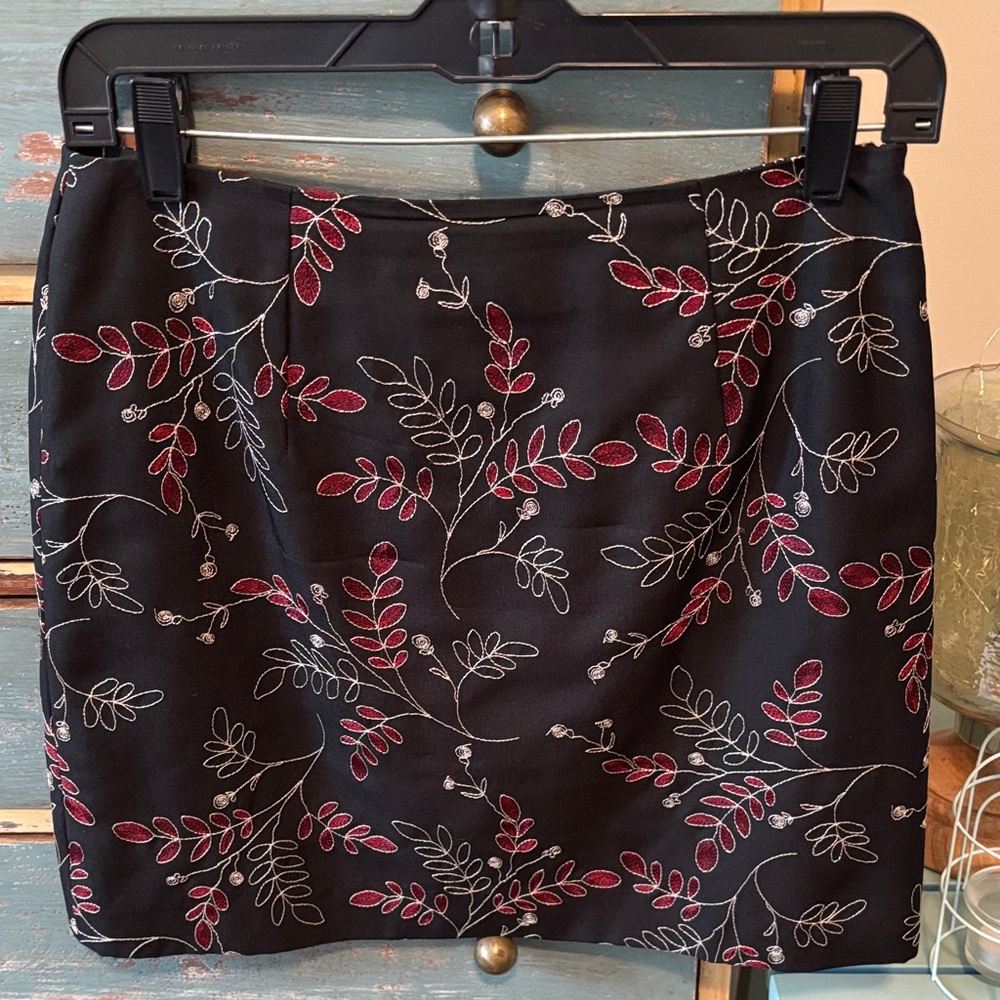 Ann Taylor Black lined Skirt with Red and White Embroidery sz 6P